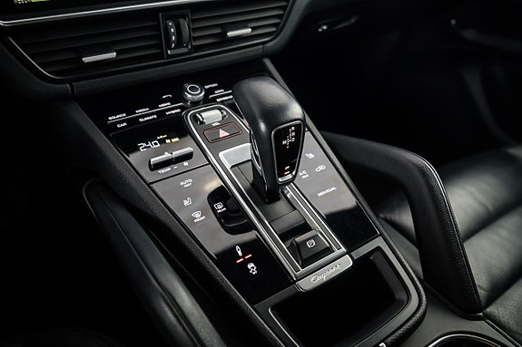 Porsche Cayenne 16 of 26