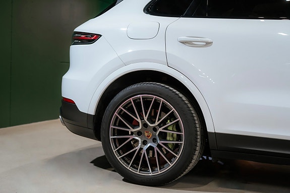 Porsche Cayenne 8 of 26