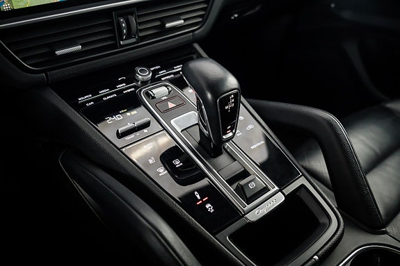 Porsche Cayenne 19 of 26