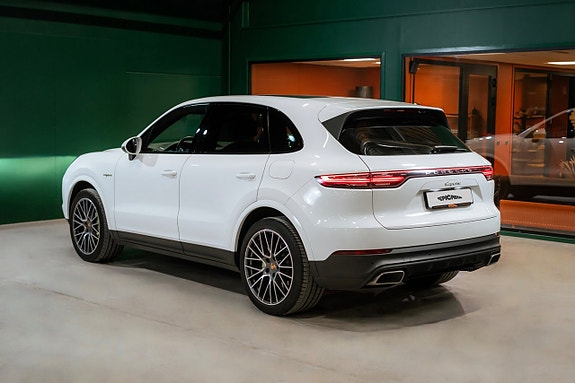 Porsche Cayenne 3 of 5