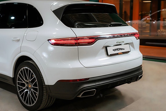Porsche Cayenne 4 of 5