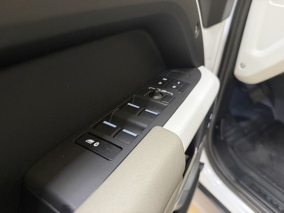 Land Rover Defender 110 13 of 23