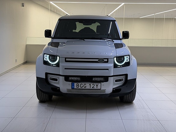 Land Rover Defender 110 2 of 5