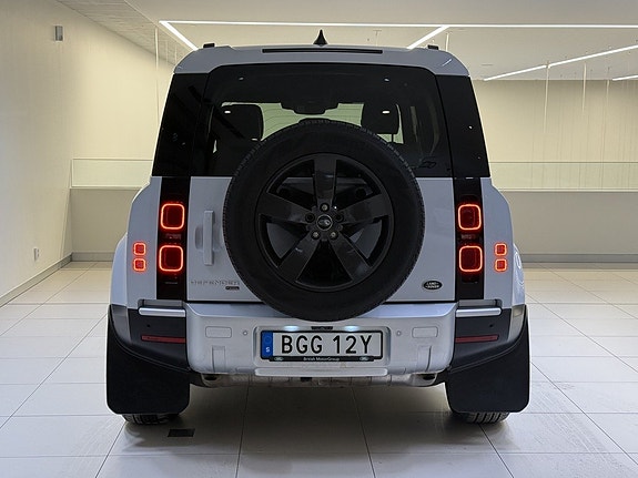 Land Rover Defender 110 5 of 5