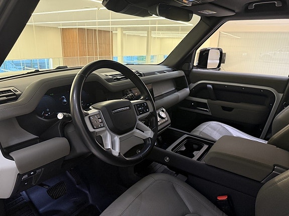 Land Rover Defender 110 9 of 23