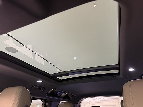 Land Rover Defender 110 18 of 23