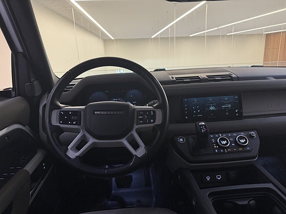 Land Rover Defender 110 11 of 23