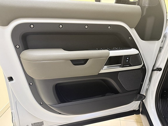 Land Rover Defender 110 12 of 23