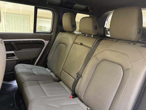 Land Rover Defender 110 19 of 23