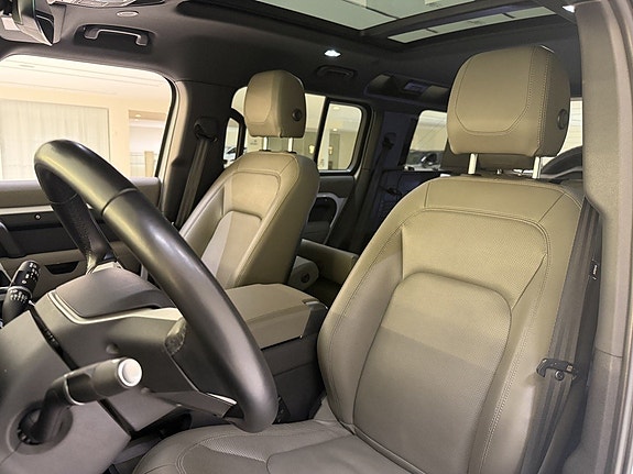 Land Rover Defender 110 10 of 23