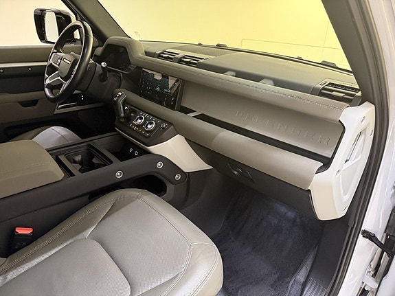 Land Rover Defender 110 14 of 23