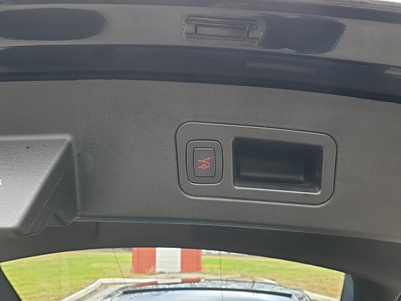 Tesla Model S 23 of 26