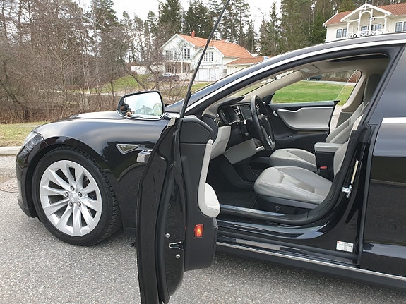 Tesla Model S 2 of 26