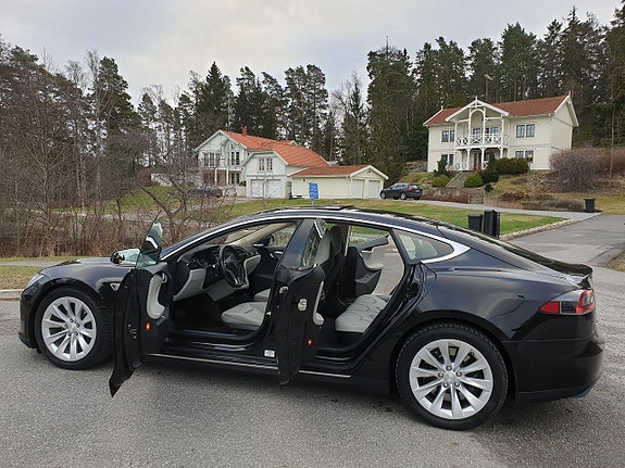 Tesla Model S 12 of 26