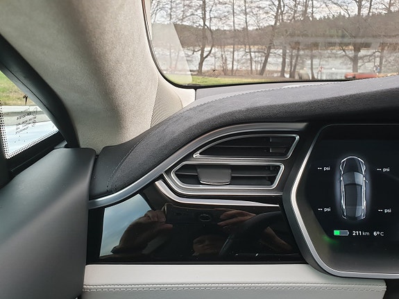 Tesla Model S 19 of 26
