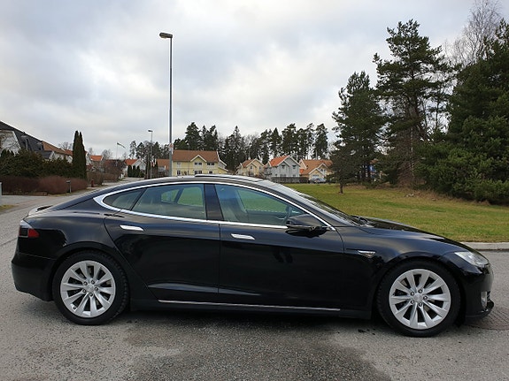 Tesla Model S 21 of 26