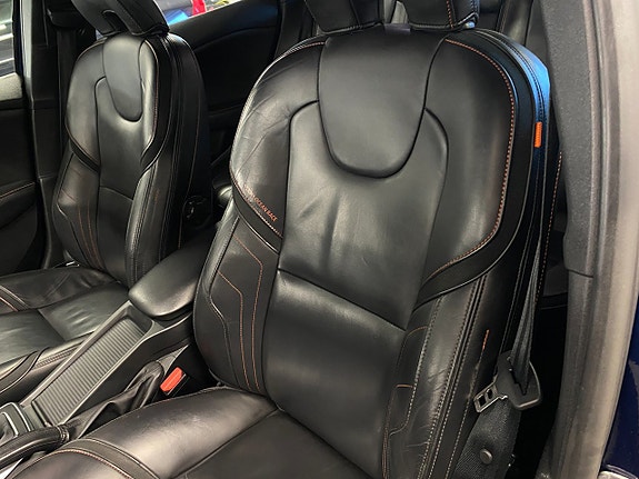 Volvo V40 Cross Country 13 of 29