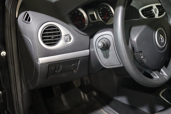 Renault Clio 16 of 18
