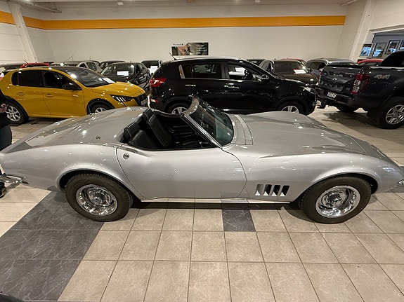 Chevrolet Corvette 2 of 5