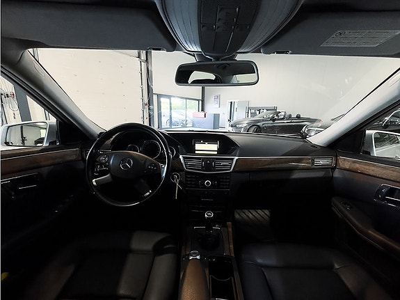Mercedes-Benz E200 12 of 25