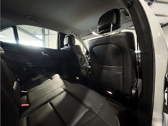 Mercedes-Benz E200 14 of 25