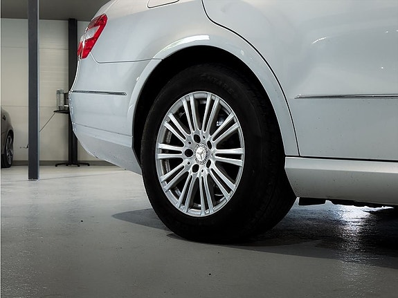 Mercedes-Benz E200 8 of 25