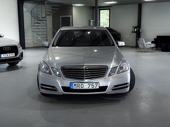 Mercedes-Benz E200 2 of 25
