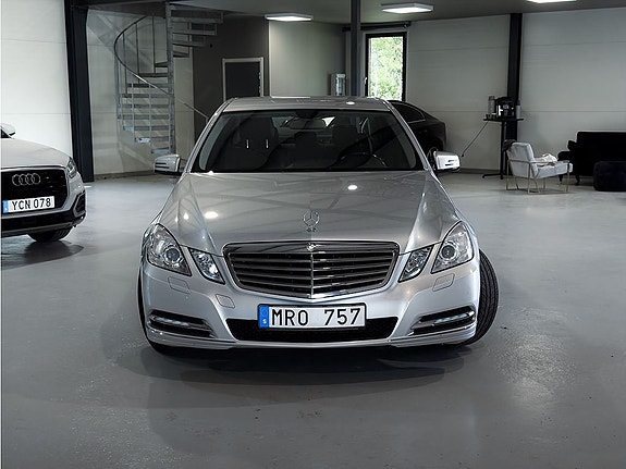 Mercedes-Benz E200 2 of 5