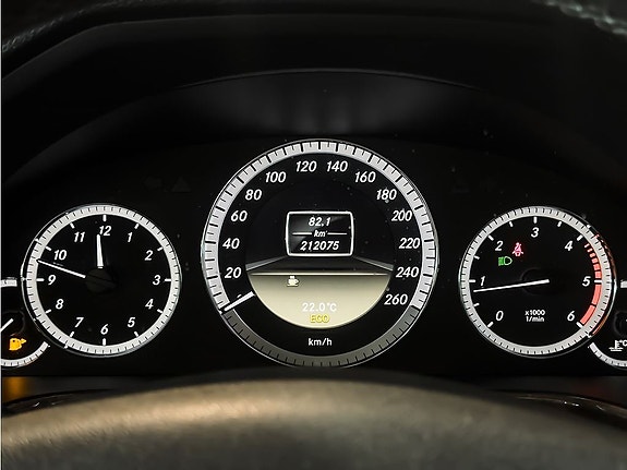 Mercedes-Benz E200 13 of 25