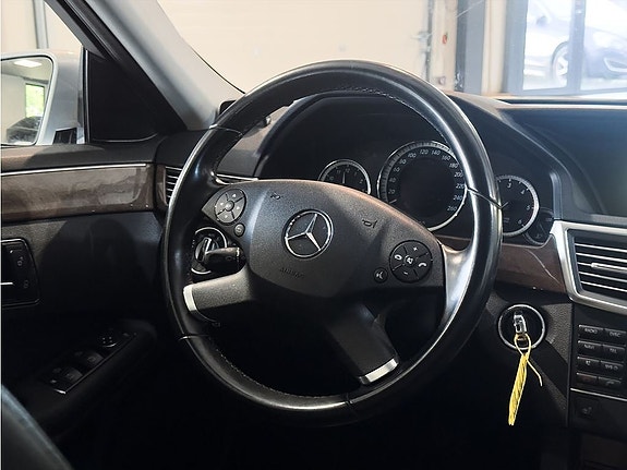 Mercedes-Benz E200 11 of 25