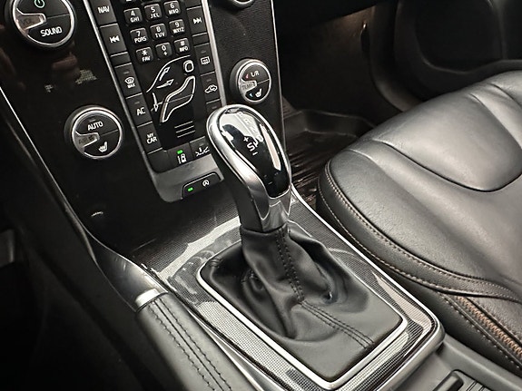 Volvo V40 Cross Country 24 of 27