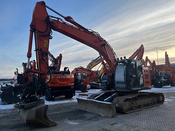 Hitachi ZX225USLC-5 BL