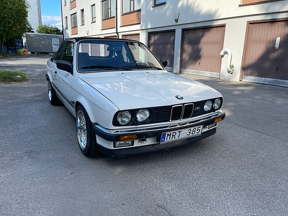 BMW 320i 3 of 11
