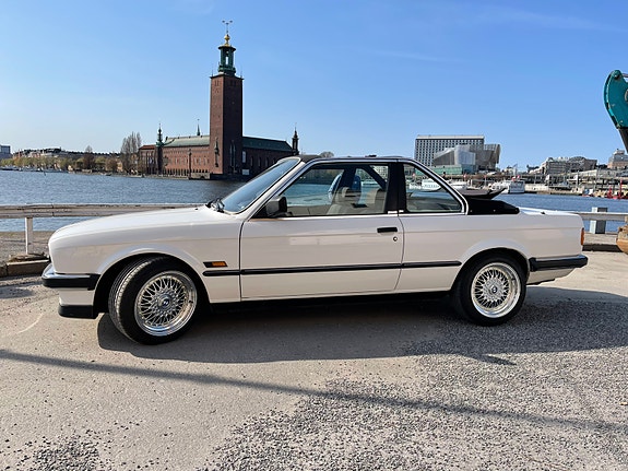 BMW 320i 2 of 11