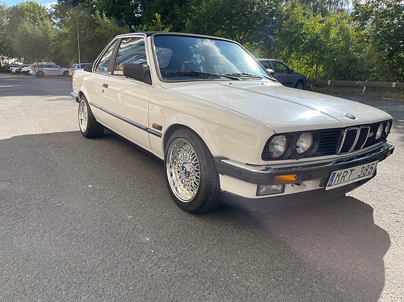 BMW 320i 4 of 11