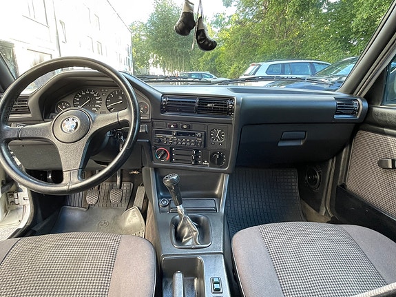 BMW 320i 5 of 11