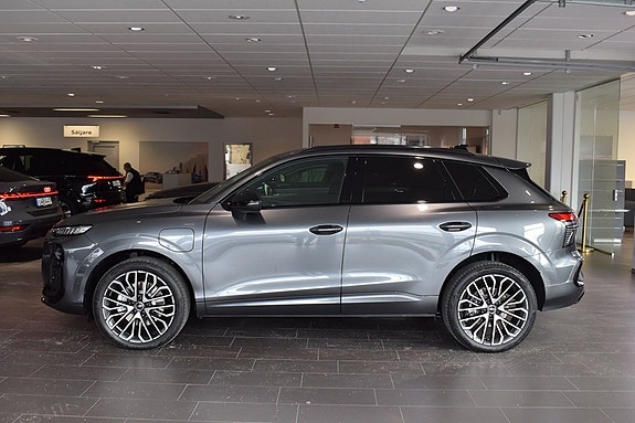 Audi Q3 2 of 5