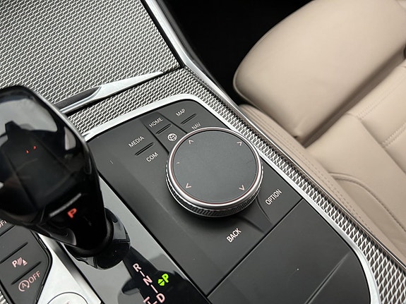 BMW 330i 28 of 30