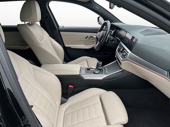 BMW 330i 11 of 30