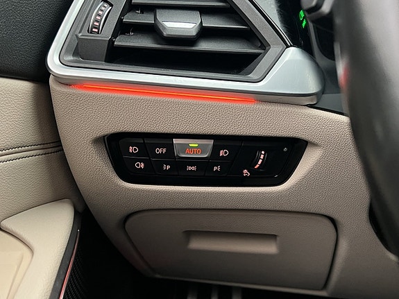 BMW 330i 29 of 30