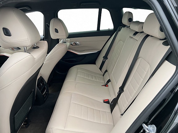 BMW 330i 12 of 30