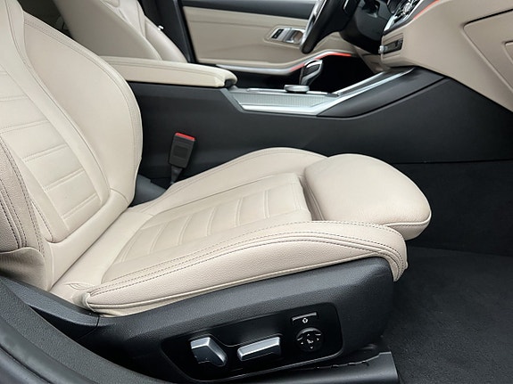 BMW 330i 13 of 30