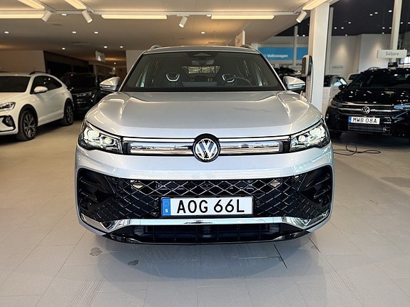 Volkswagen Tiguan 2 of 5