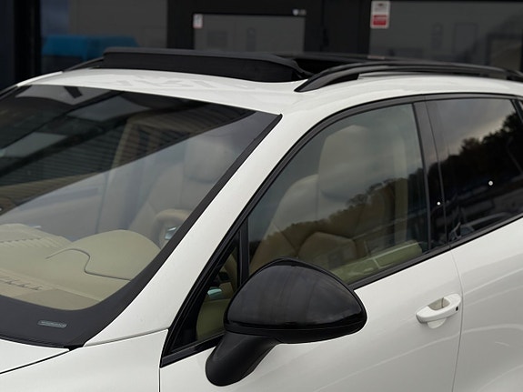 Porsche Cayenne 4 of 5