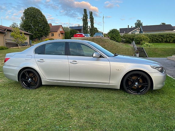 BMW 523i 2 of 10