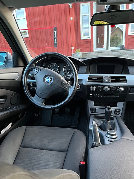 BMW 523i 9 of 10