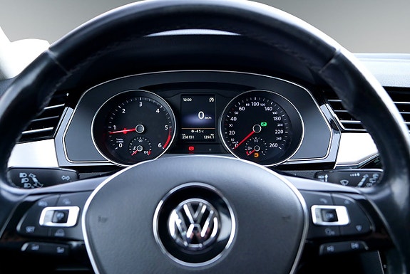 Volkswagen Passat 16 of 26