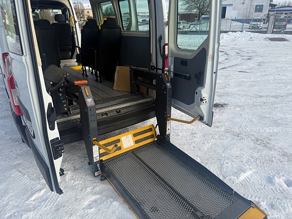 Nissan NV400 8 of 13