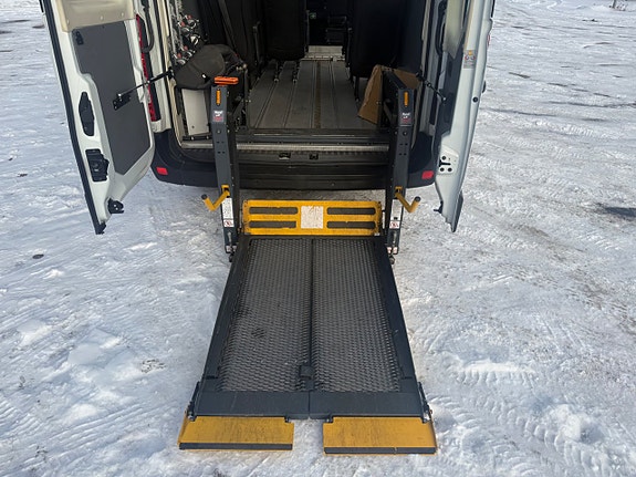 Nissan NV400 7 of 13