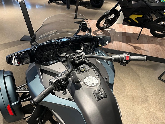 Can-Am Spyder F3 LIMITED 6 of 7